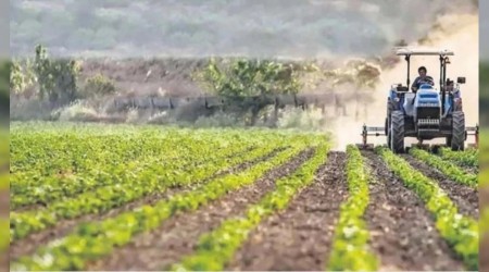  �K�y�m�zde trakt�rler hacizle g�t�r�l�yor�